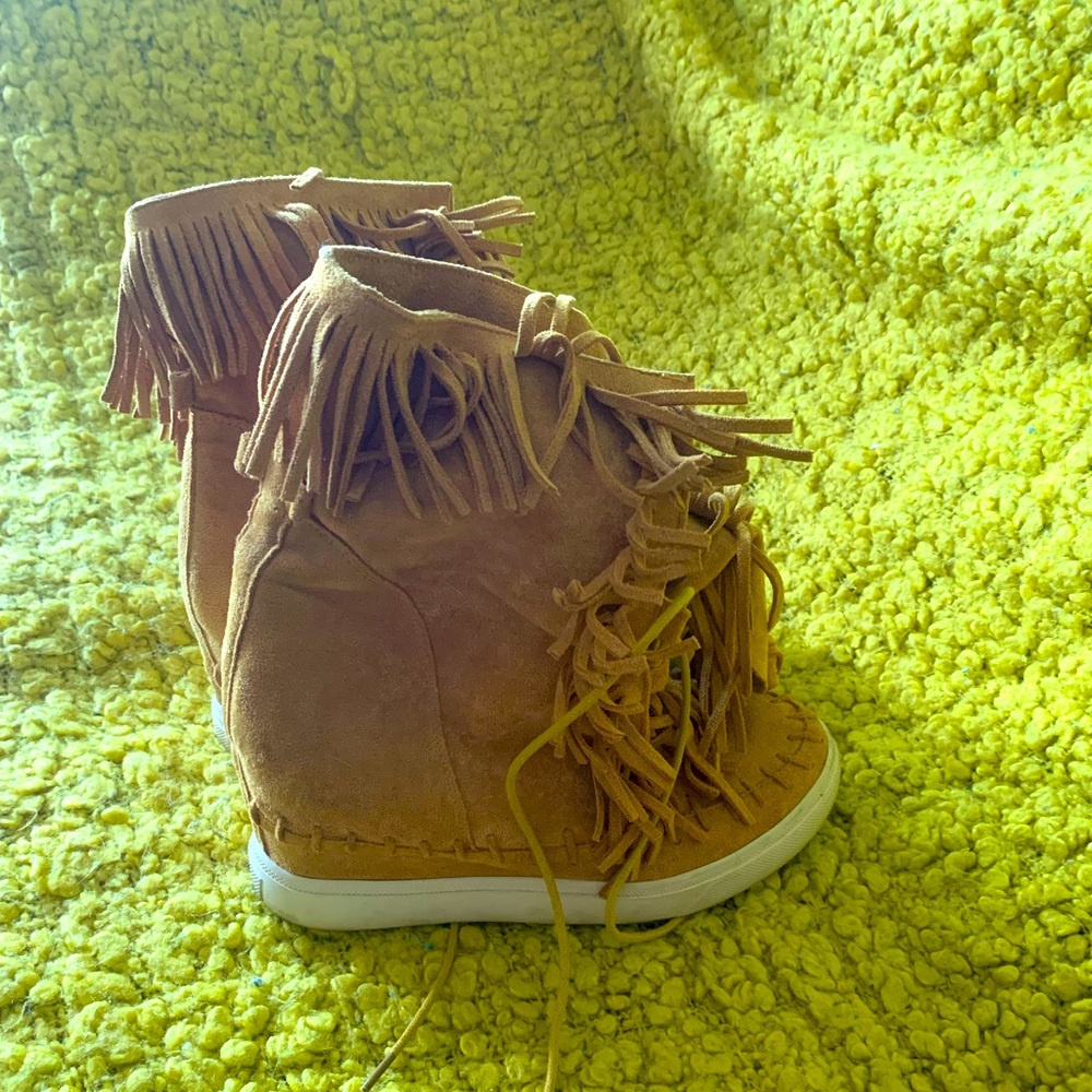 Italian leather (purchased in Venice, Italy), moccasin style wedge bootie 💛.